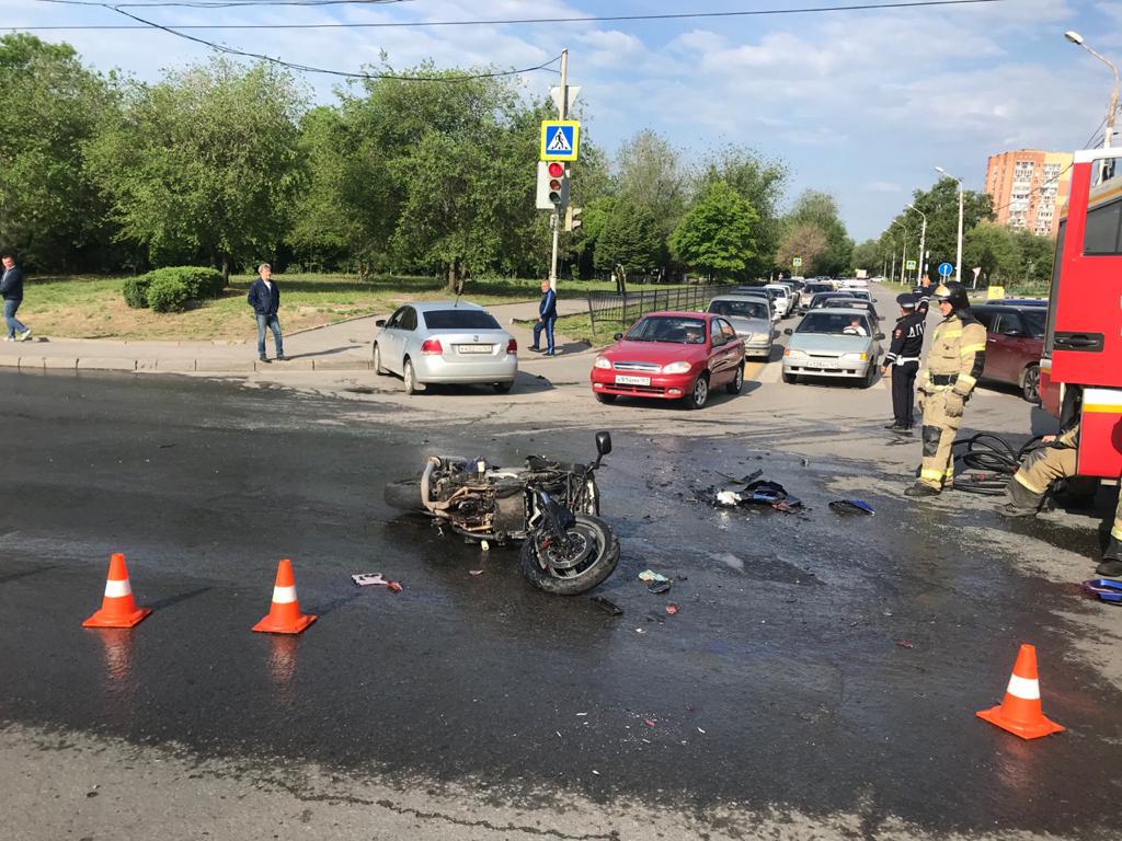 Мужчина пострадал в столкновении иномарки и мотоцикла в Ростове. Фото: УГИБДД по Ростовской области