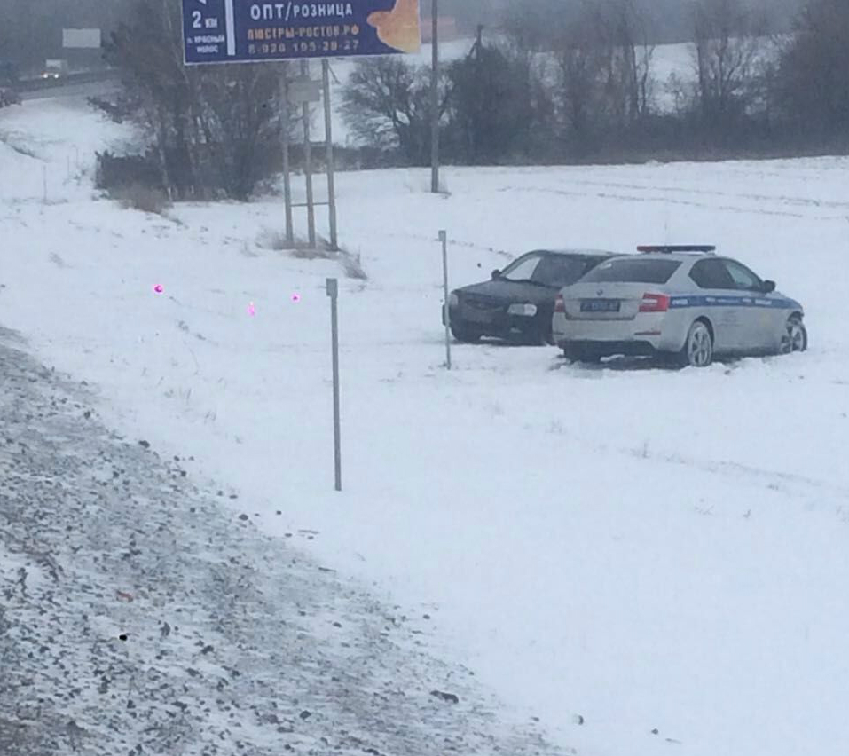 Сразу два автомобиля ДПС поймал «задом» водитель иномарки на трассе под  Ростовом