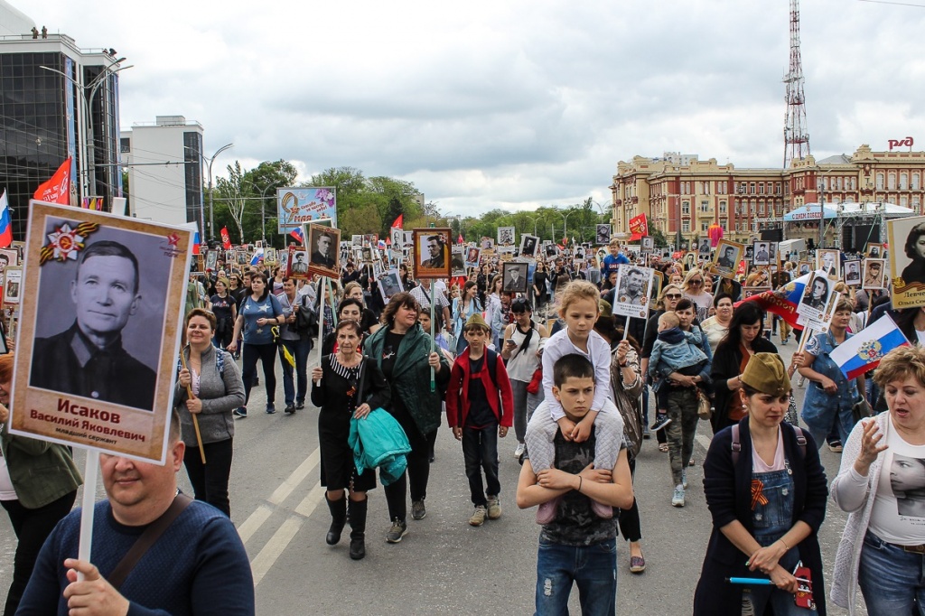 Бессмертный полк с портретом сталина