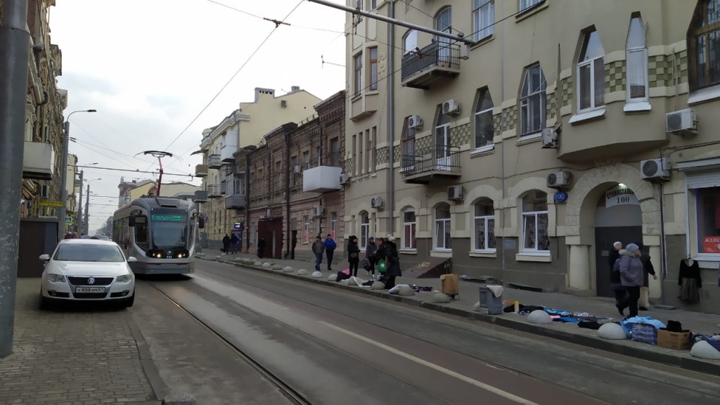 "Рейды ростовских властей - показуха»: ростовчанин возмутился машинам на тротуаре в центре города