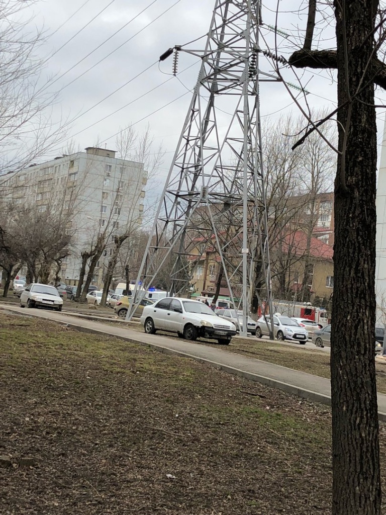 С тревожного воя сирен и оцепления двора началось утро жильцов многоэтажки  Ростова