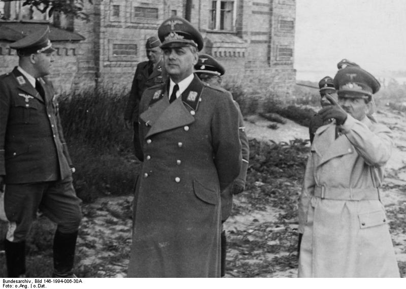 Bundesarchiv_Bild_146-1994-006-30A,_Kiew,_Alfred_Rosenberg.jpg