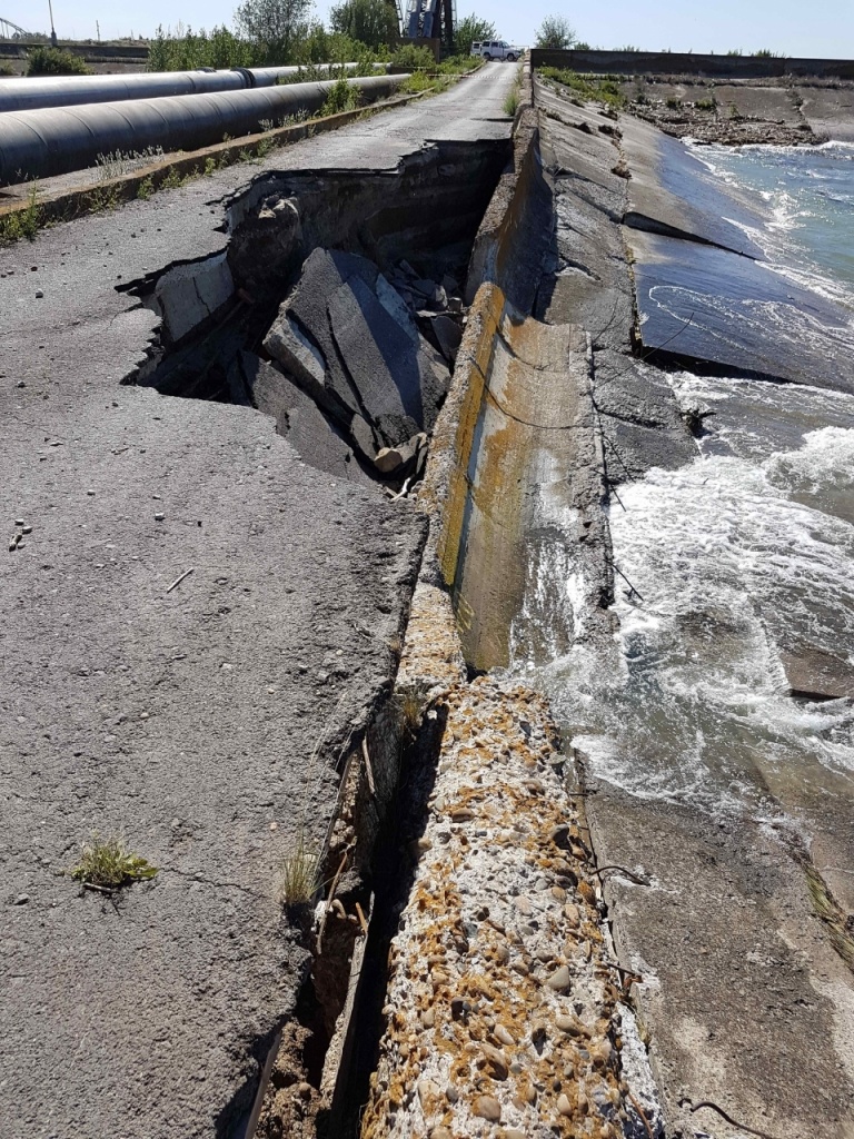 Пятибалльный шторм разрушил дамбу и смыл дорогу на Цимлянском водохранилище  в Ростовской области