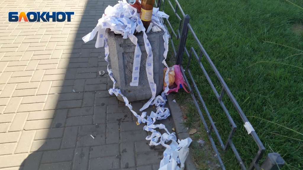 Так выглядят урны на Западном развороте busstop2.jpg
