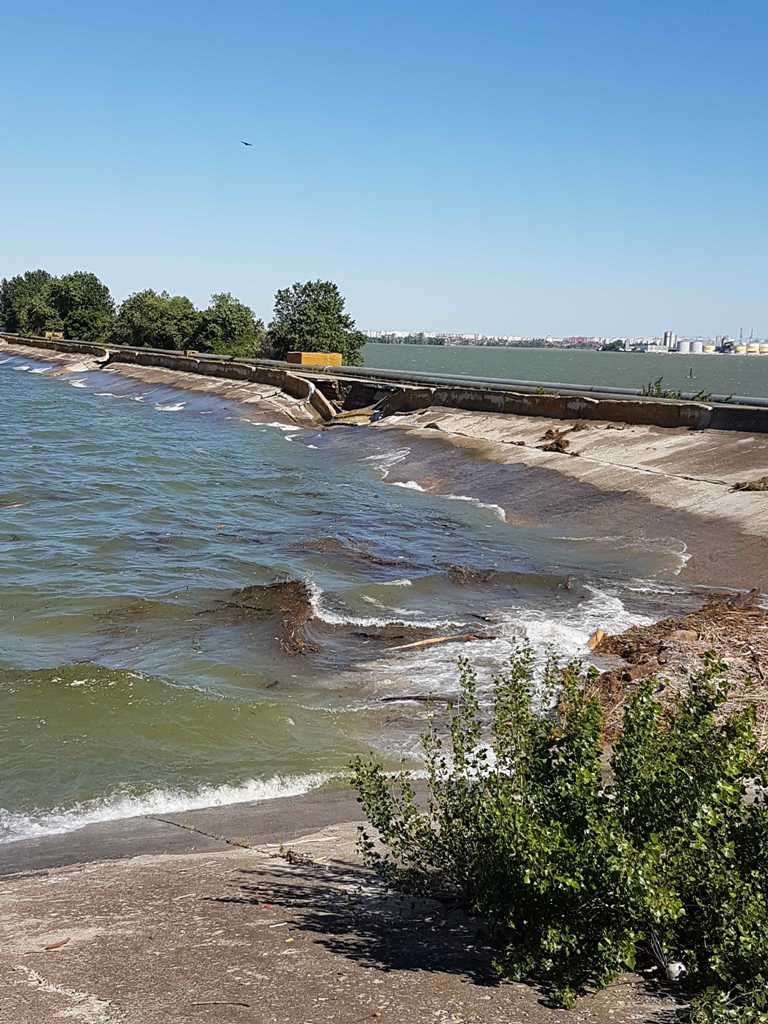 Пятибалльный шторм разрушил дамбу и смыл дорогу на Цимлянском водохранилище  в Ростовской области