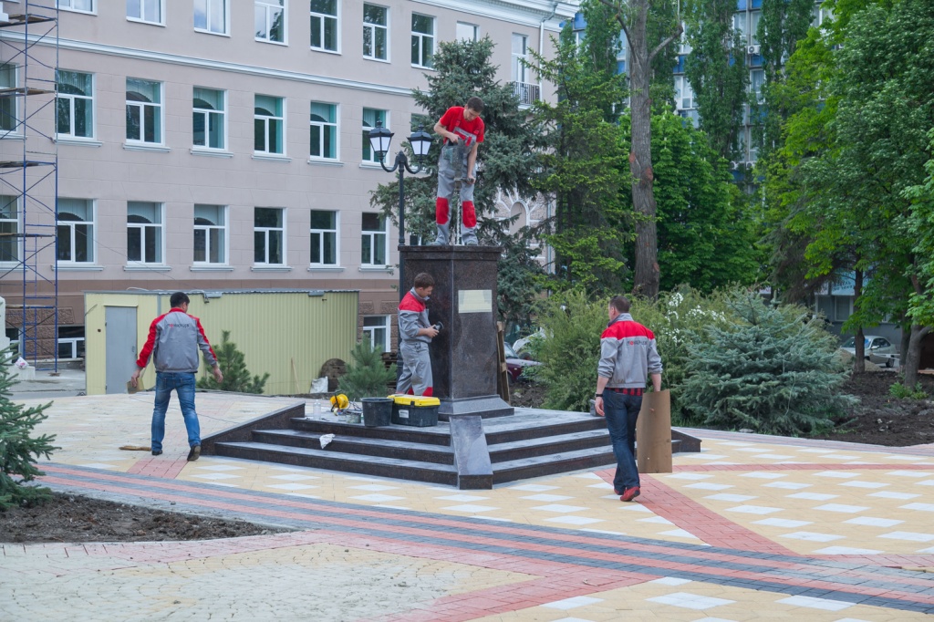 памятник баресту.jpg