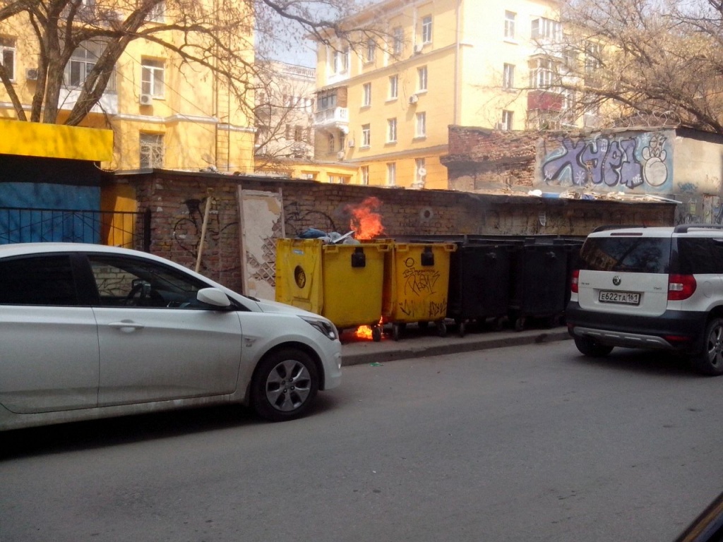 Горожане спасали из адского пламени машины автохамов до приезда МЧС в  Ростове