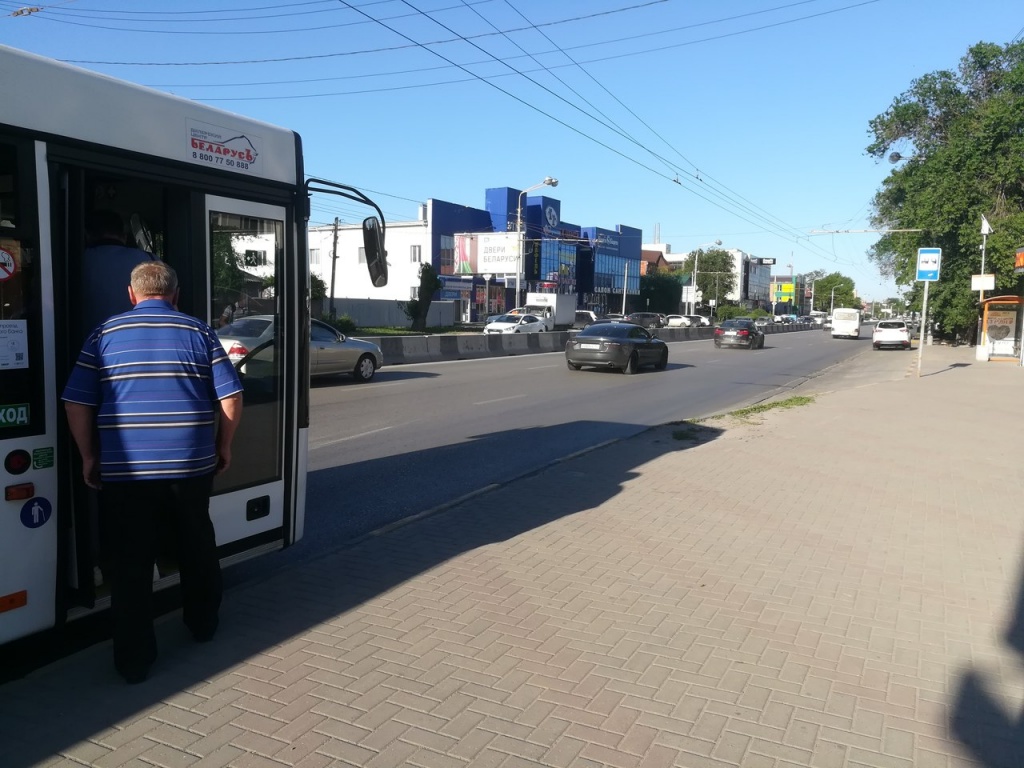 Играющий с пассажирами в «угадайку» автобус на остановке Ростова рассердил  горожан