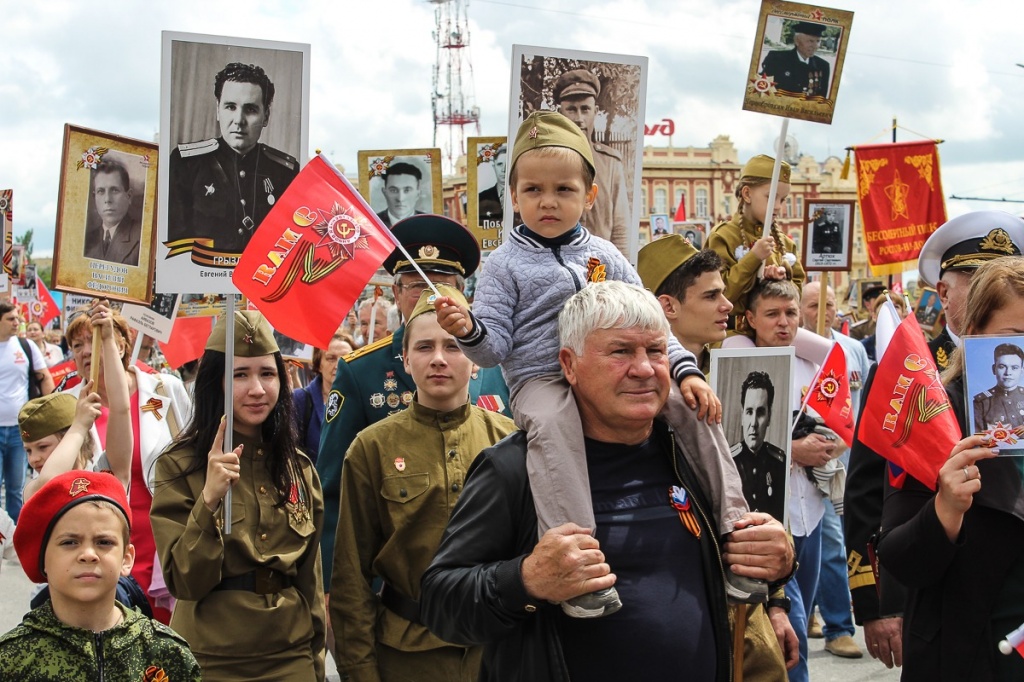 Бессмертный полк с портретом сталина