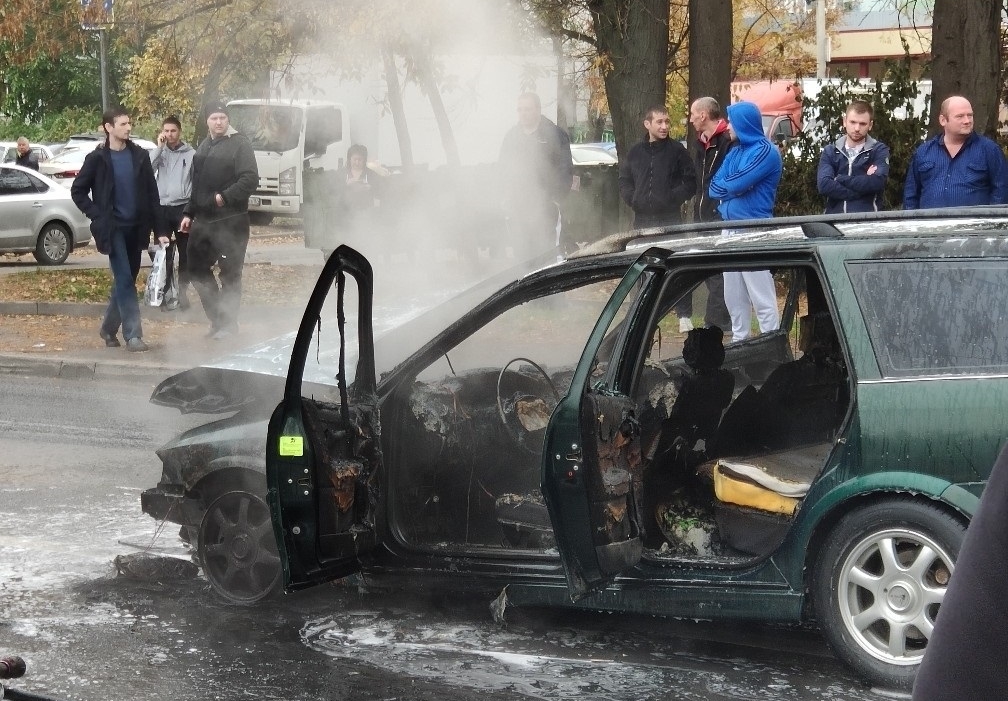 На Еременко в Ростове после аварии сгорел автомобиль. Фото в тексте: паблик «Ростов-на-Дону. Главный» / vk.com На Еременко в Ростове после аварии сгорел автомобиль. Фото в тексте: паблик «Ростов-на-Дону. Главный» / vk.com