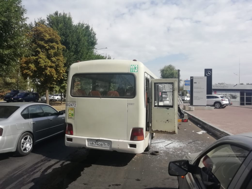 В Ростове маршрутка стокнулась с автовозом