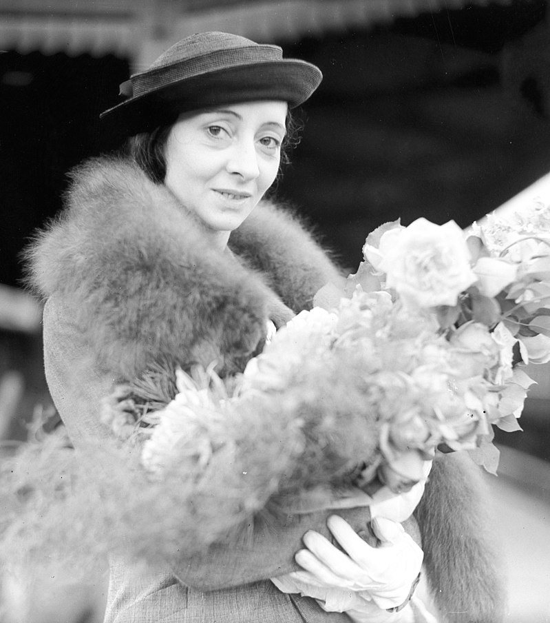 800px-Olga_Spessiva,_ballerina,_Central_Station,_Sydney,_1934_photographer_Sam_Hood.jpg
