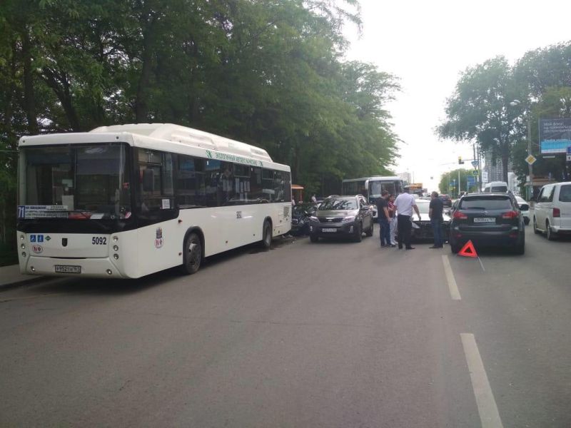 Массовая авария произошла на улице Еременко в Ростове