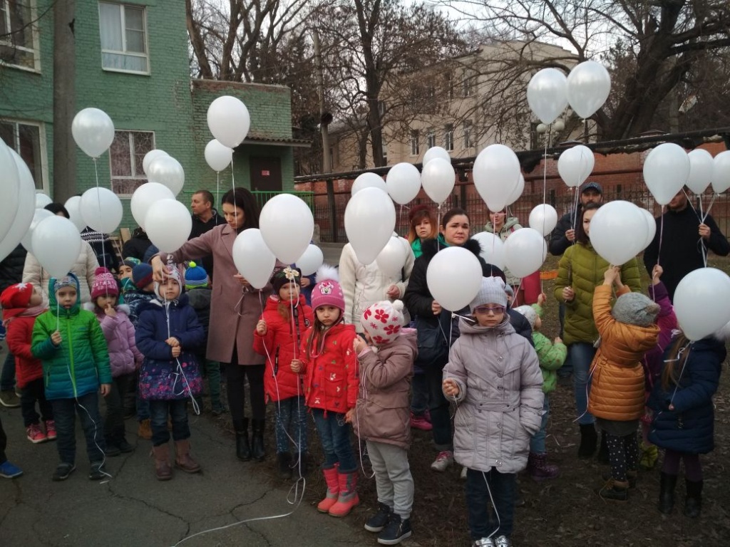 В Ростове-на-Дону выпустили в небо белые шары в память о погибших в Кемерово