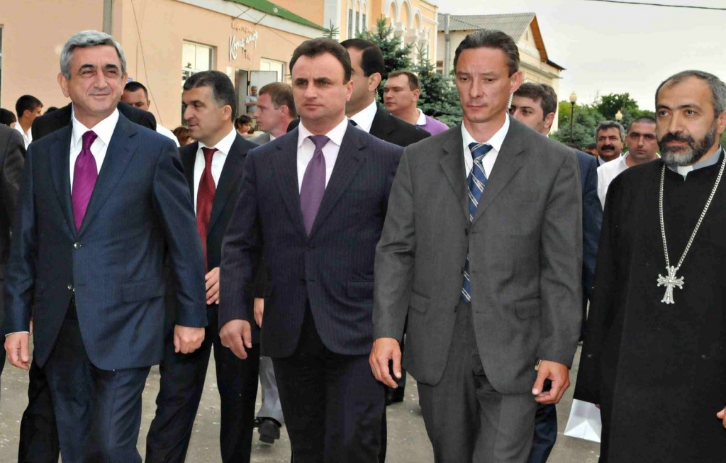 1599px-Встреча_президента_Армении_2010_г..jpg