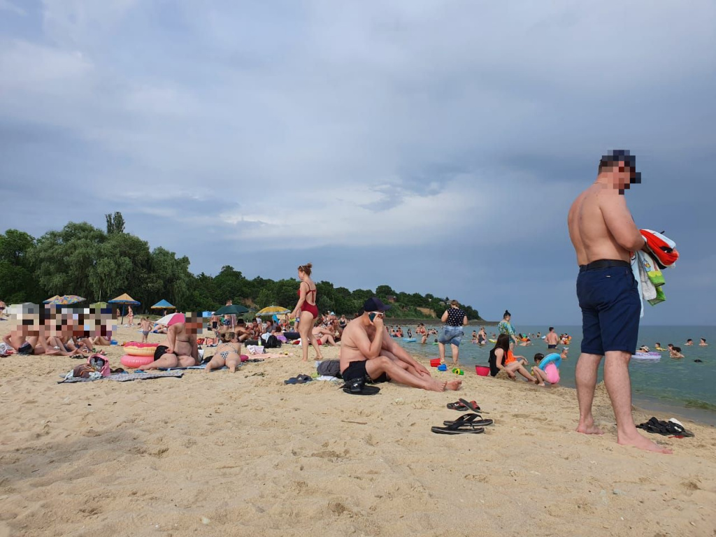 Сотни людей самоизолировались на пляже в Ростовской области. Фото: читатель «Блокнота»