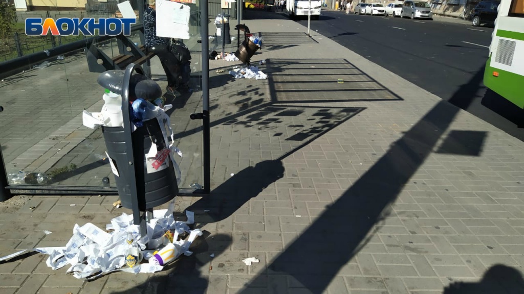 Так выглядят урны на западном развороте busstop1.jpg