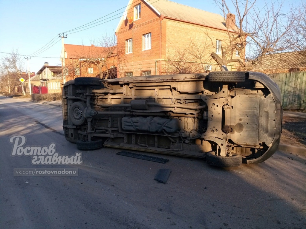 В Ростове в ДТП перевернулась инкассаторская машина