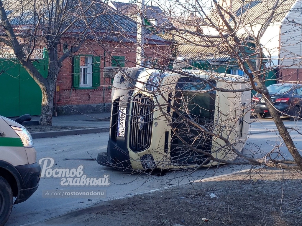 В Ростове в ДТП перевернулась инкассаторская машина