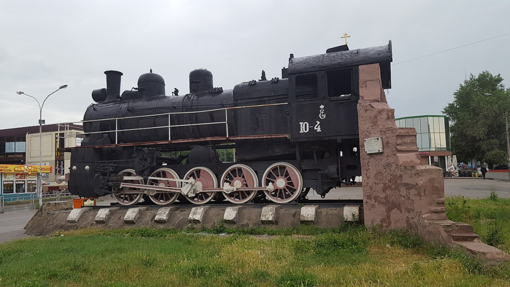 1280px-Locomotive_monument_at_the_Vosstaniya_Square,_Taganrog_2.jpg
