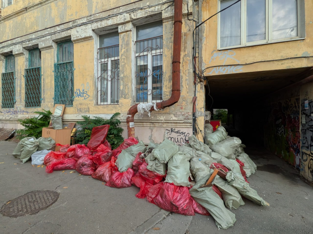 Порядка 10 тонн хлама вынесли из дома. Фото: Роман Бочарников.