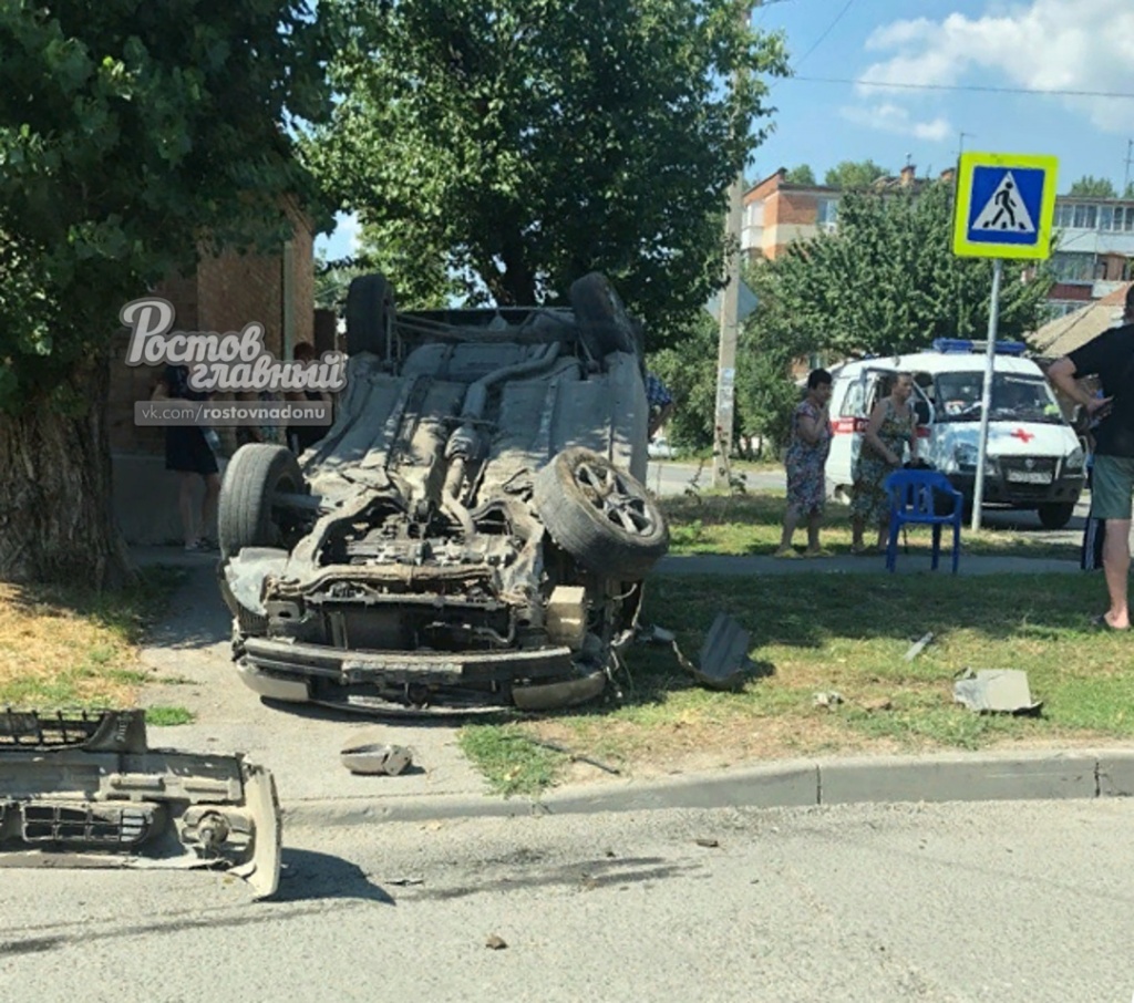 На Батуринской в Ростове автомобиль совершил крутое пике и упал на крышу